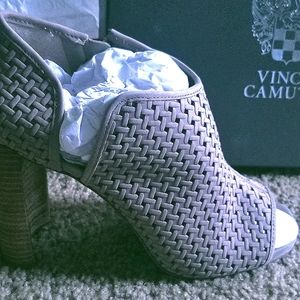 VINCE CAMUTO NWT! ZIP UP HEELS BOOTIES